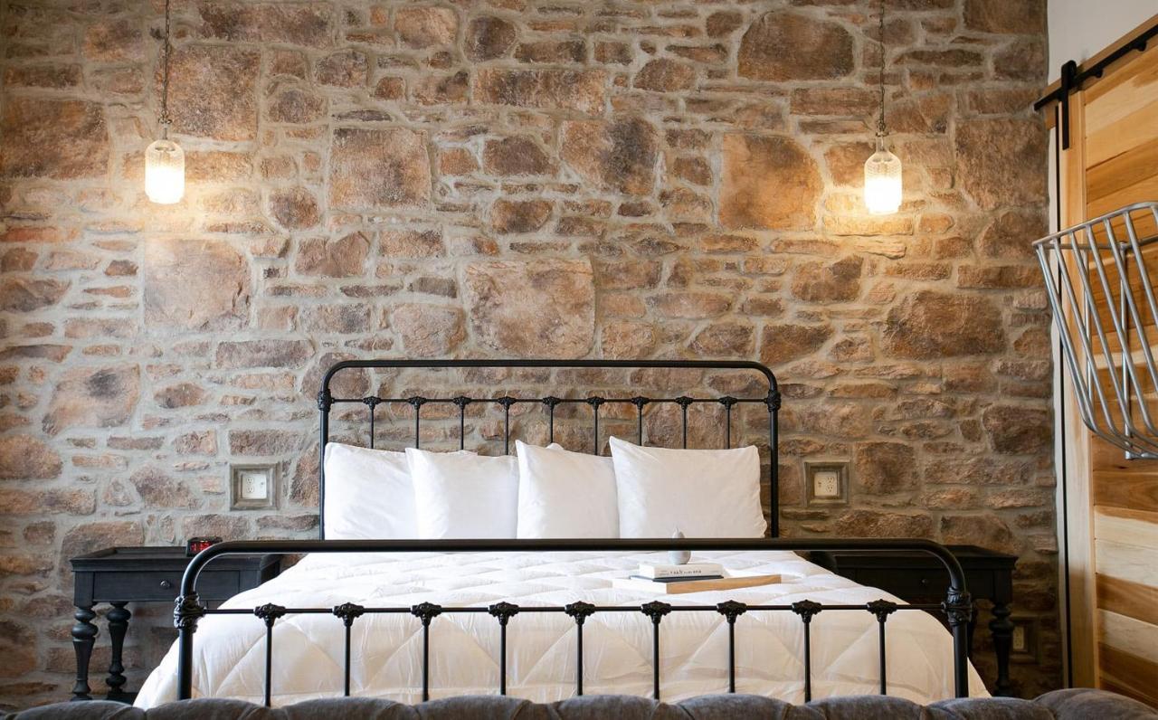 Farmhouse By Amish Country Lodging Hotel