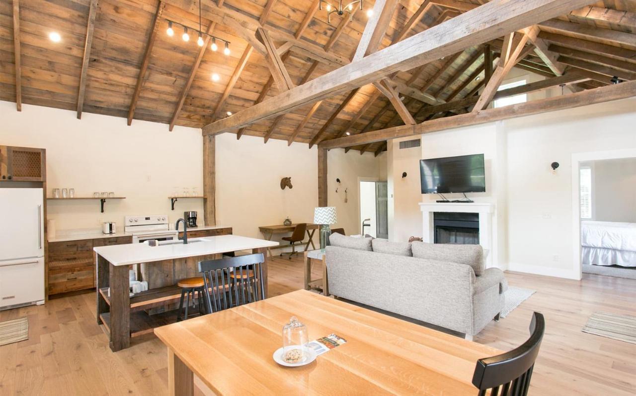 Farmhouse By Amish Country Lodging Hotel