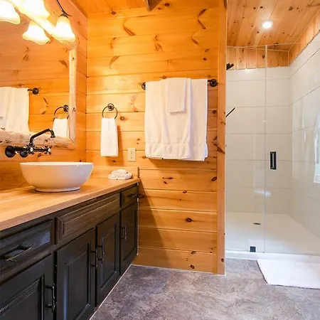 Farmhouse Suites By Amish Country Lodging Millersburg Exterior foto